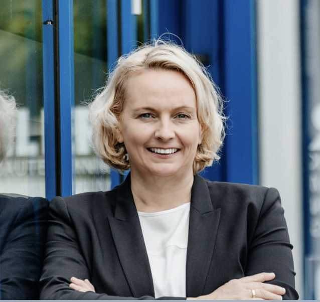 Verena Müller-Drilling, Geschäftsführerin der Müller Feinblechbautechnik GmbH, in ihrer Produktionshalle